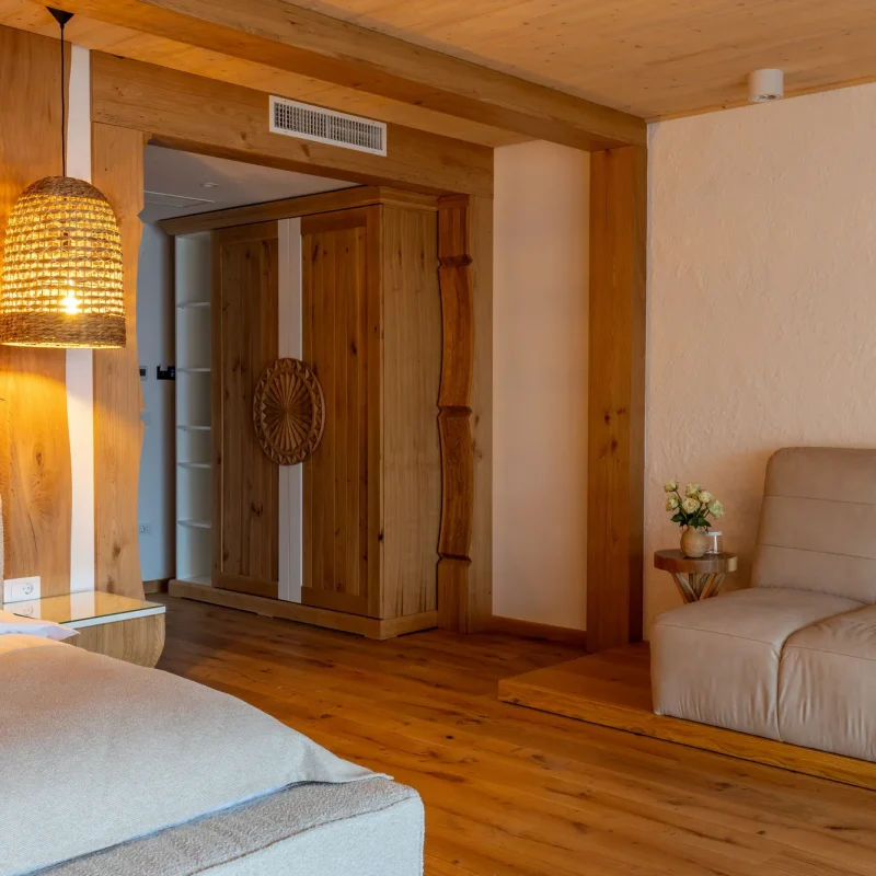 Suita Superioară oferă un plus de spațiu și libertate, fiind ideală pentru cei care apreciază cazarea premium în Maramureș, cu zone generoase și atmosferă aerisită.