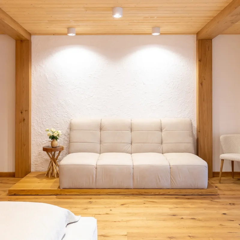 Suita Superioară oferă un plus de spațiu și libertate, fiind ideală pentru cei care apreciază cazarea premium în Maramureș, cu zone generoase și atmosferă aerisită.