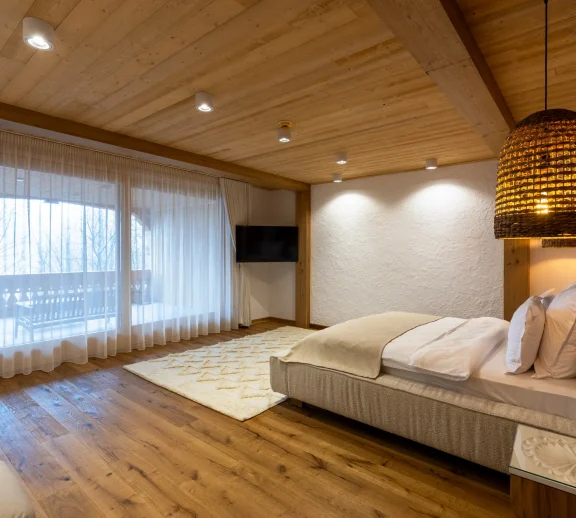 Suita Superioară oferă un plus de spațiu și libertate, fiind ideală pentru cei care apreciază cazarea premium în Maramureș, cu zone generoase și atmosferă aerisită.