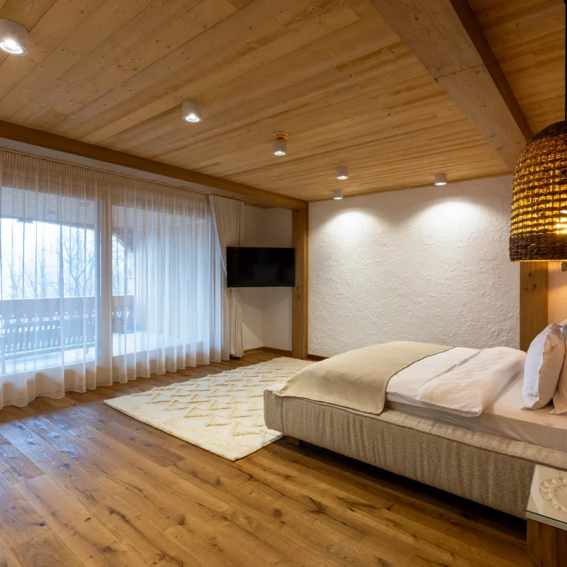 Suita Superioară oferă un plus de spațiu și libertate, fiind ideală pentru cei care apreciază cazarea premium în Maramureș, cu zone generoase și atmosferă aerisită.