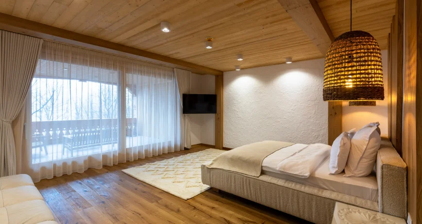 Suita Superioară oferă un plus de spațiu și libertate, fiind ideală pentru cei care apreciază cazarea premium în Maramureș, cu zone generoase și atmosferă aerisită.