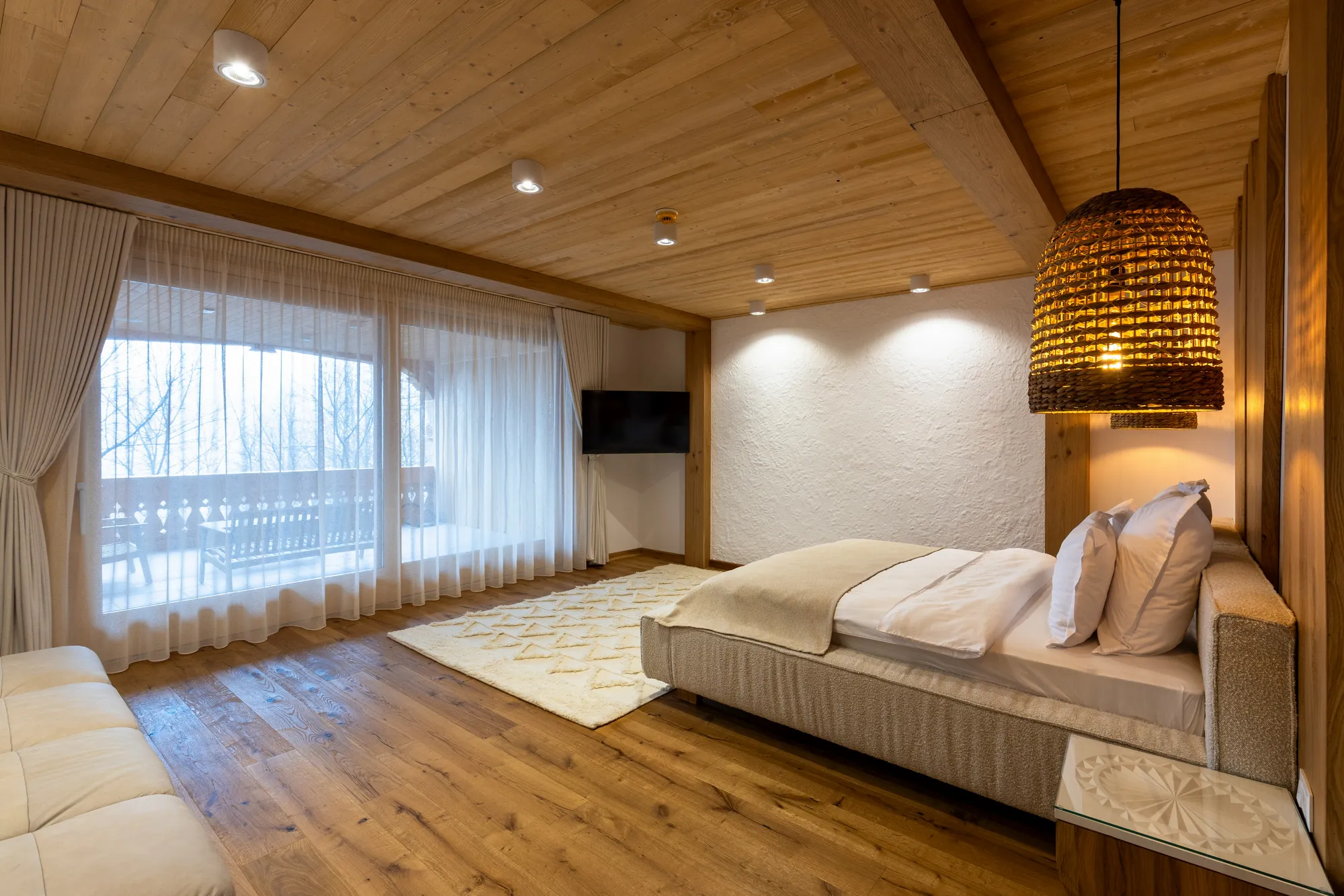 Suita Superioară oferă un plus de spațiu și libertate, fiind ideală pentru cei care apreciază cazarea premium în Maramureș, cu zone generoase și atmosferă aerisită.