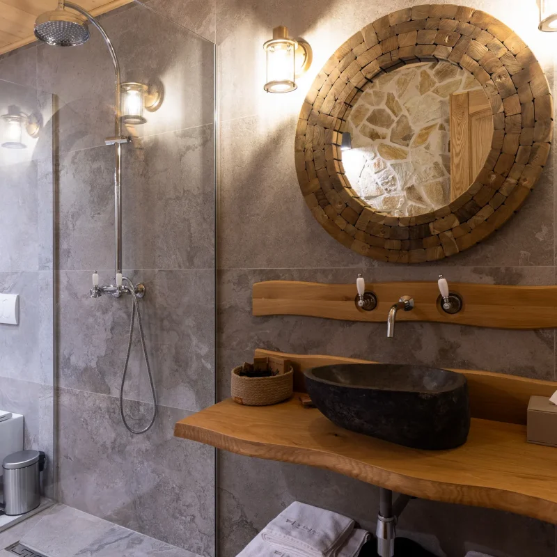 Suita Superioară oferă un plus de spațiu și libertate, fiind ideală pentru cei care apreciază cazarea premium în Maramureș, cu zone generoase și atmosferă aerisită.