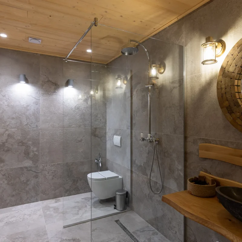 Suita Superioară oferă un plus de spațiu și libertate, fiind ideală pentru cei care apreciază cazarea premium în Maramureș, cu zone generoase și atmosferă aerisită.