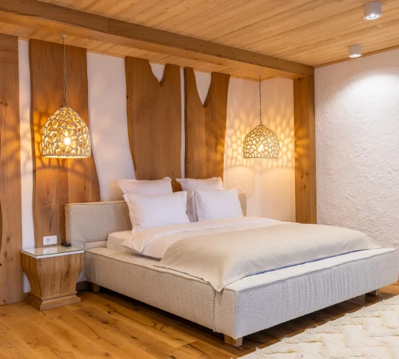 Suita Superioară oferă un plus de spațiu și libertate, fiind ideală pentru cei care apreciază cazarea premium în Maramureș, cu zone generoase și atmosferă aerisită.