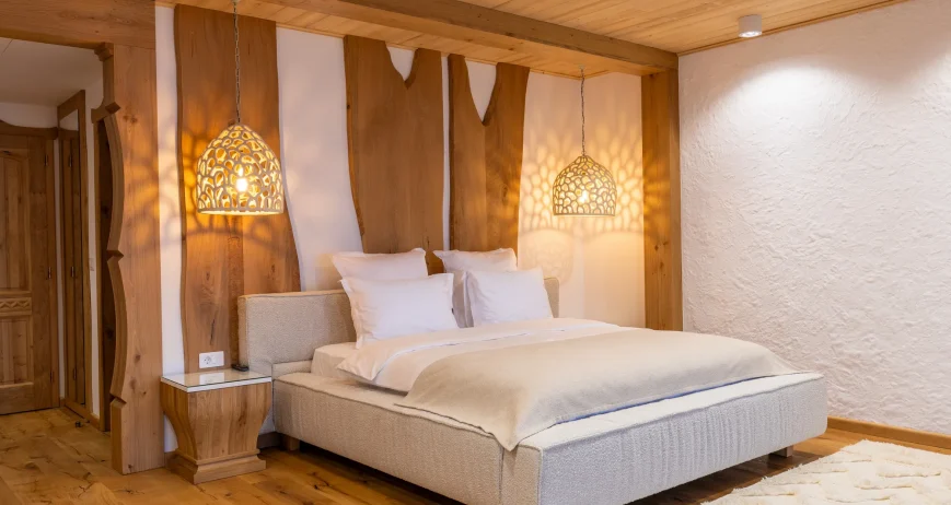 Suita Superioară oferă un plus de spațiu și libertate, fiind ideală pentru cei care apreciază cazarea premium în Maramureș, cu zone generoase și atmosferă aerisită.