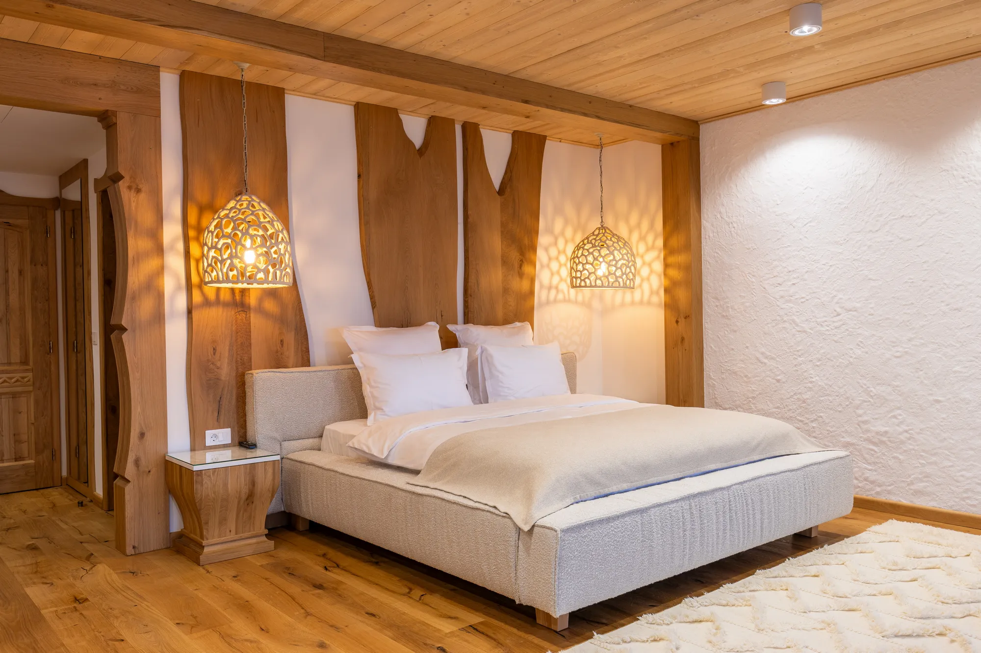 Suita Superioară oferă un plus de spațiu și libertate, fiind ideală pentru cei care apreciază cazarea premium în Maramureș, cu zone generoase și atmosferă aerisită.