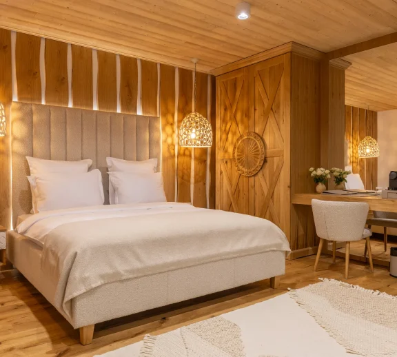 Suita Superioară oferă un plus de spațiu și libertate, fiind ideală pentru cei care apreciază cazarea premium în Maramureș, cu zone generoase și atmosferă aerisită.