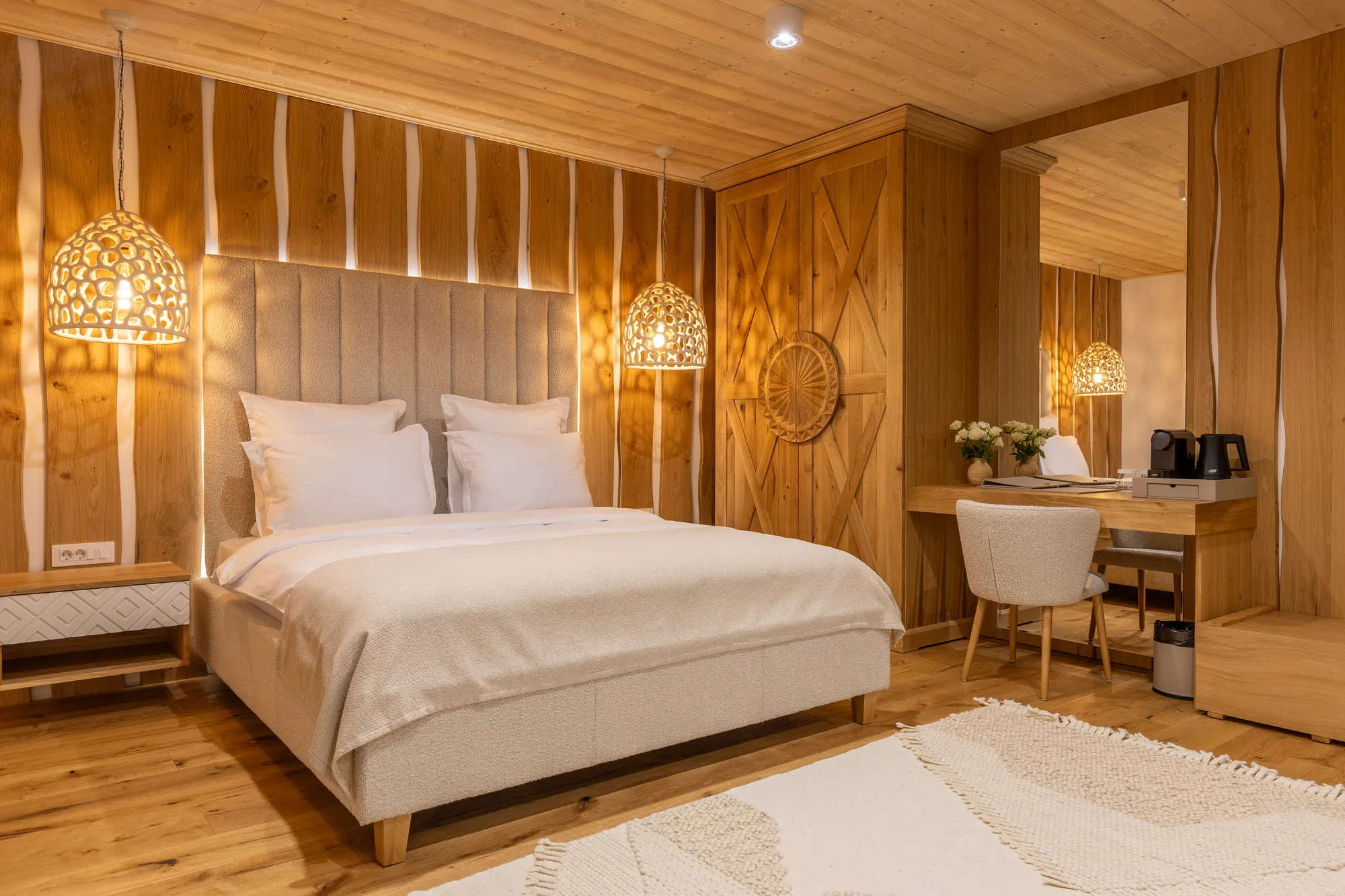 Suita Superioară oferă un plus de spațiu și libertate, fiind ideală pentru cei care apreciază cazarea premium în Maramureș, cu zone generoase și atmosferă aerisită.